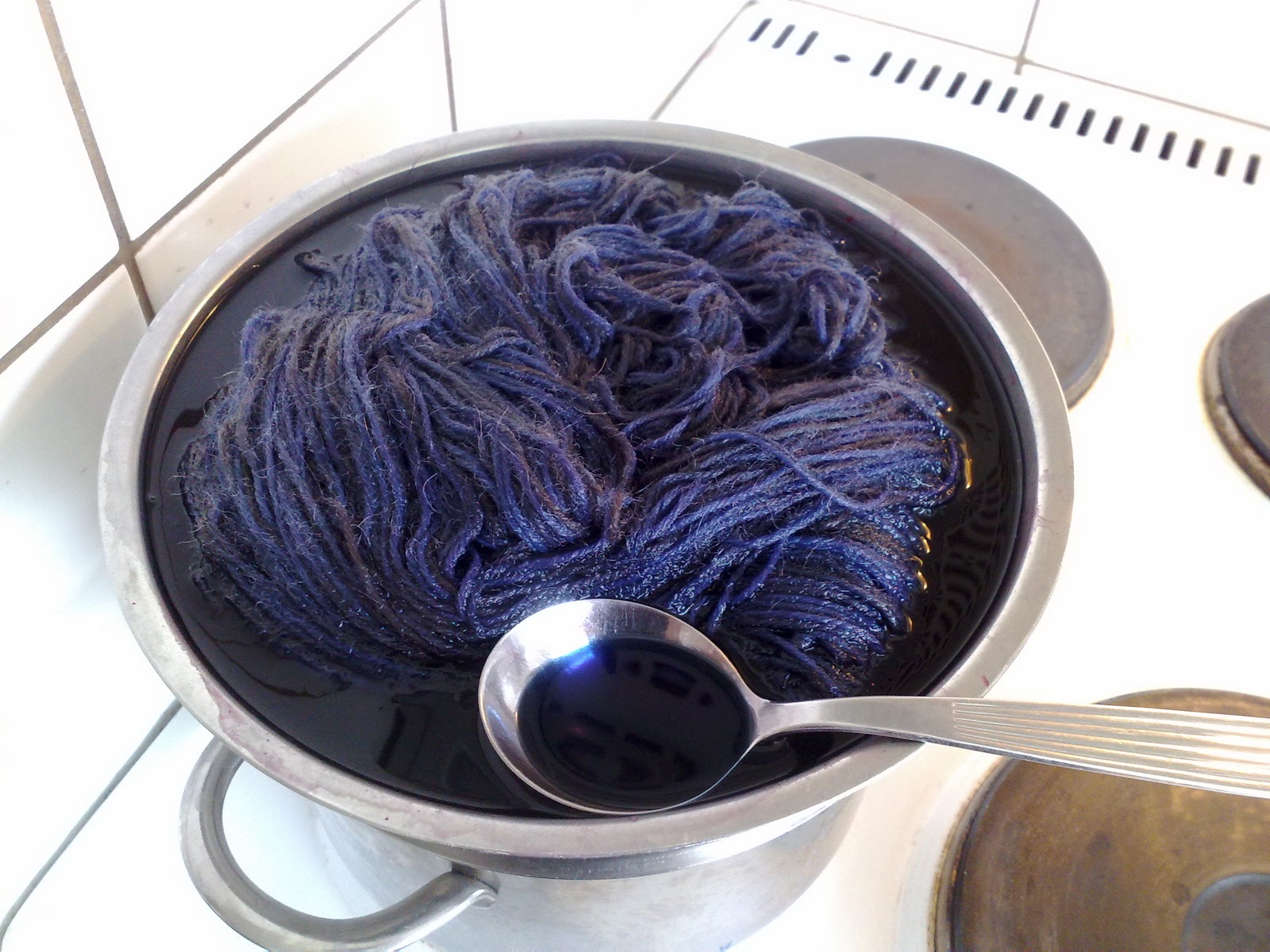 Ea Dyeing wool yarn with food coloring powder