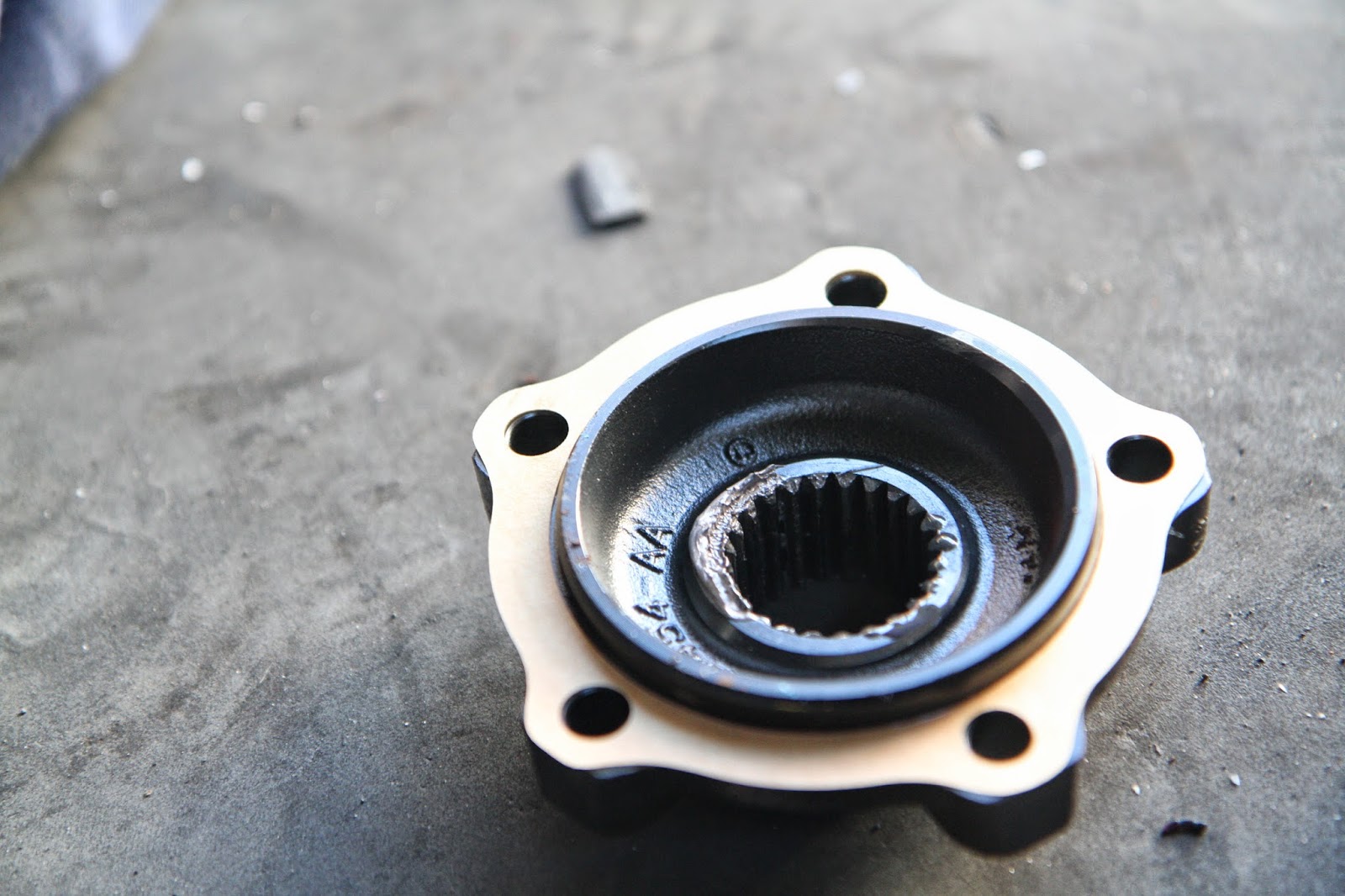 Defender 90 XS: Front hub seal replacement