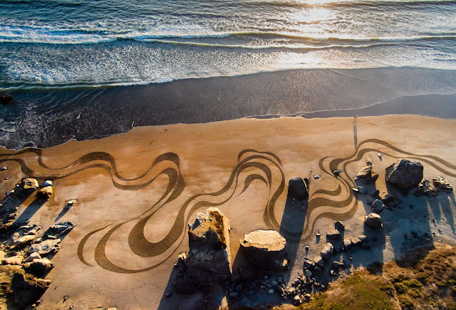 melukis-di-pantai-hasilnya-keren melukis-di-pantai-hasilnya-keren