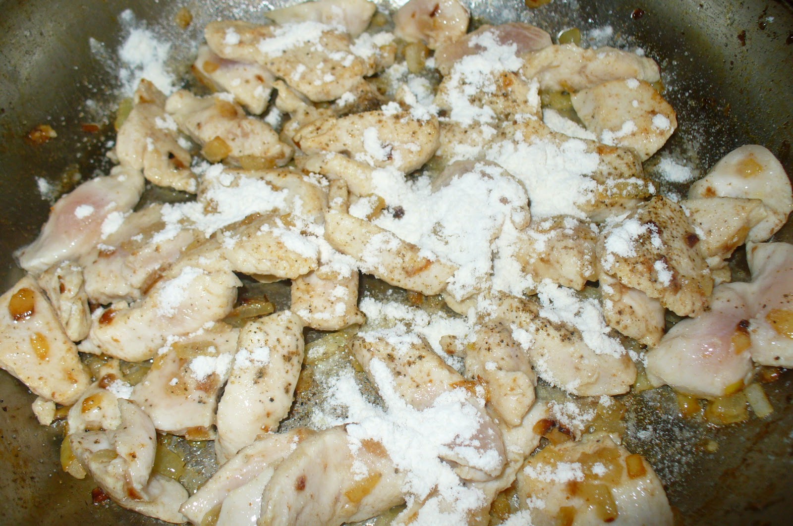 Куриное филе в сметане на сковороде