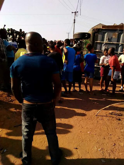 Photos: 40ft container crushes a child to death, injures one other along Owerri Road, Onitsha