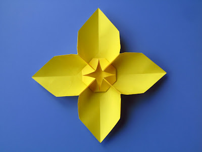 Fiore quadrato, variante 1 - Square Flower, variant 1, by Francesco Guarnieri Origami Fiore quadrato, variante 1 - Square Flower, variant 1, Francesco Guarnieri