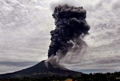 Monte Sinabung en erupción 24 de Octubre de 2013