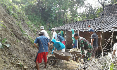 KORAMIL KALIJAMBE GOTONG ROYONG BERSIHKAN MATERIAL TANAH LONGSOR