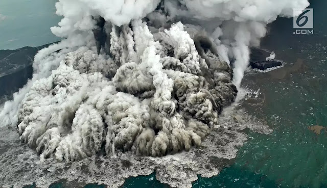 4 Potret Menyeramkan Erupsi Gunung Anak Krakatau yang Diduga Akibatkan Tsunami 4 Potret Menyeramkan Erupsi Gunung Anak Krakatau yang Diduga Akibatkan Tsunami
