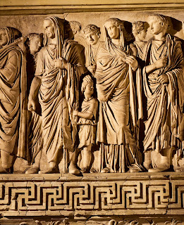 Ara Pacis  - Agripa con la cabeza cubierta como un augur, seguido de su hijo Gayo.