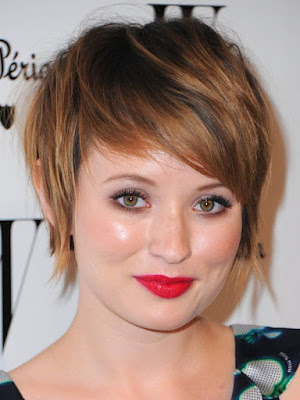 alt="Emily Browning,Textured and side-swept bangs,round face,round face bangs,hair bangs,celebrity hair styles,hair fringe,hair cutting styles"