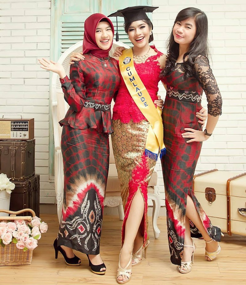27 Model Rok Batik Untuk Kebaya Wisuda, Paling Trend!