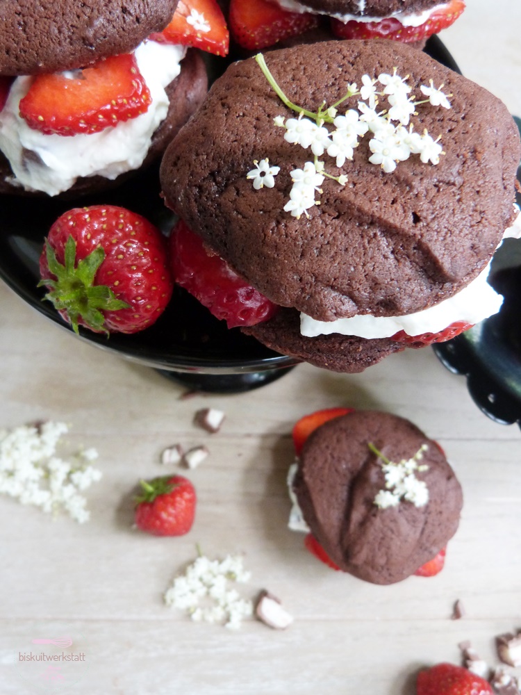 Schoko-Whoopies mit Erdbeeren und Holunderblüten-Quark-Füllung mit ...