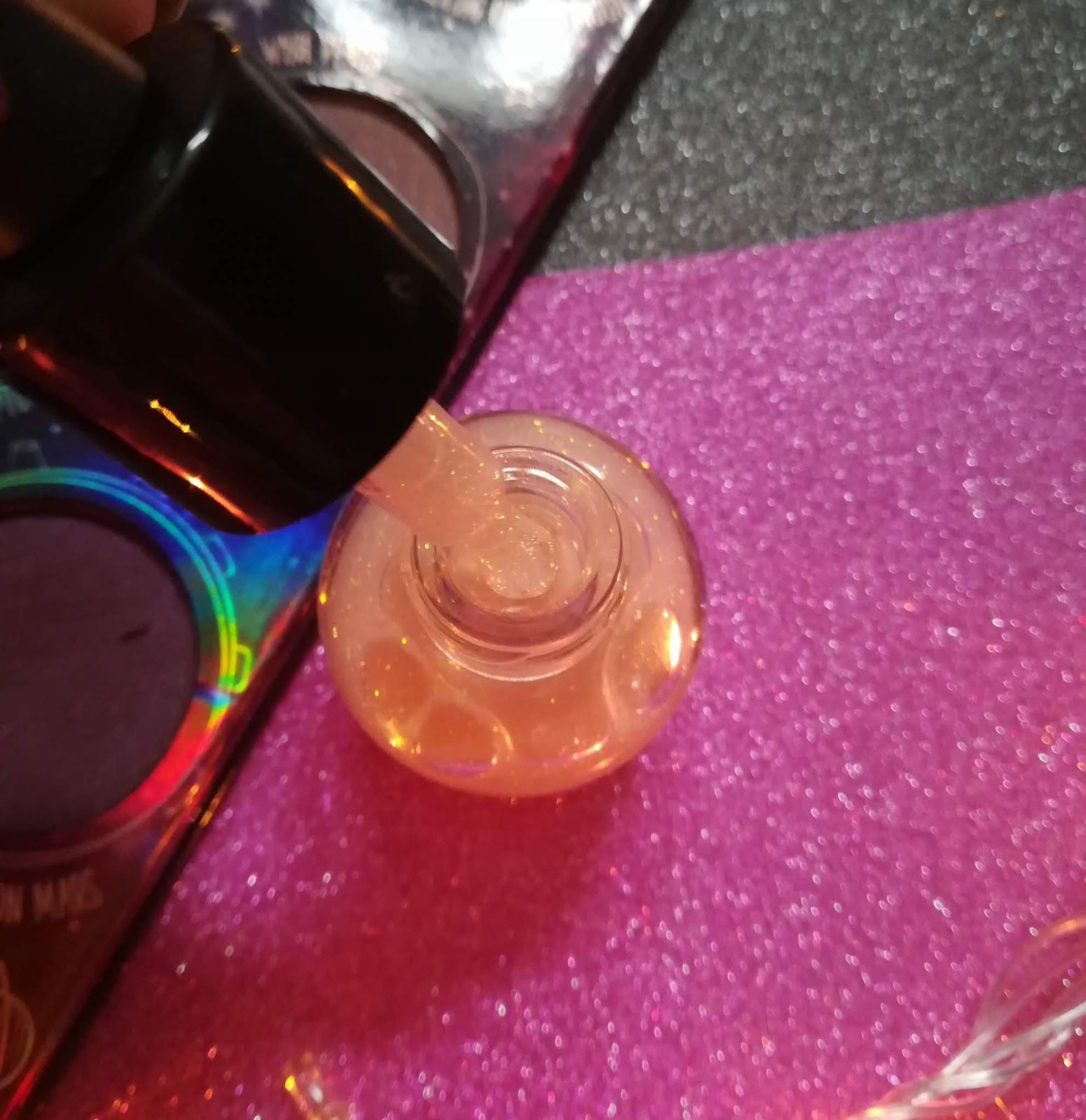 ESSENCE Dancing on the milky way paleta senki i holo gliter kapi