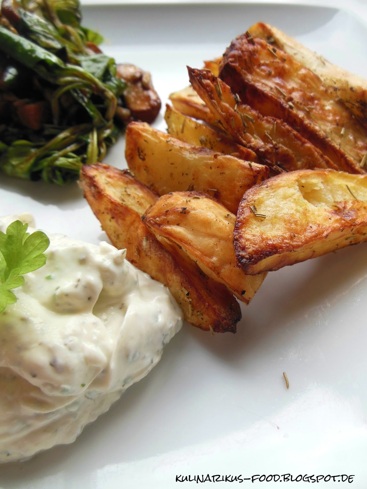 Kulinarikus: knusprige Rosmarinkartoffeln aus dem Ofen mit Kräuterdip.