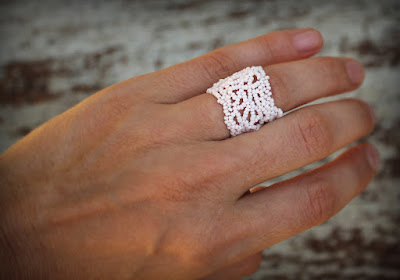 купить украшения ручной работы из бисера  в интернет магазине белое женское кольцо 17 размера ажурное