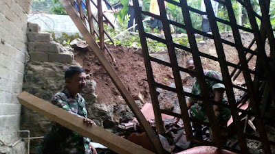 TANAH LONGSOR AKIBAT HUJAN DERAS
