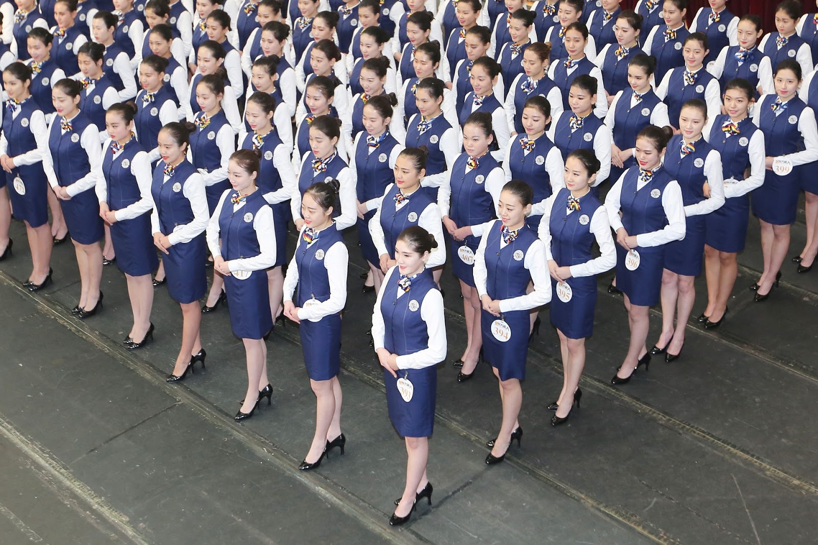 Девочки также подготовили. Китайские стюардессы. Школа китайских стюардесс. Китайские стюардессы подготовка. Подготовка стюардесс в Китае.