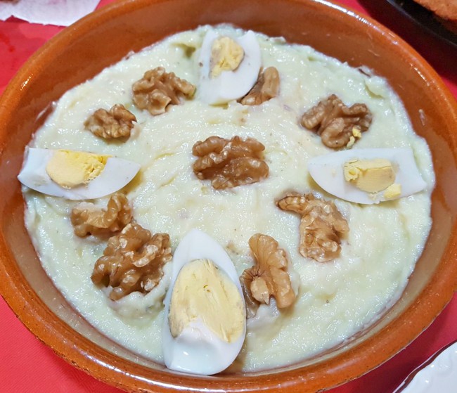 Un puré hecho con ajo, aceite, patata y bacalao
