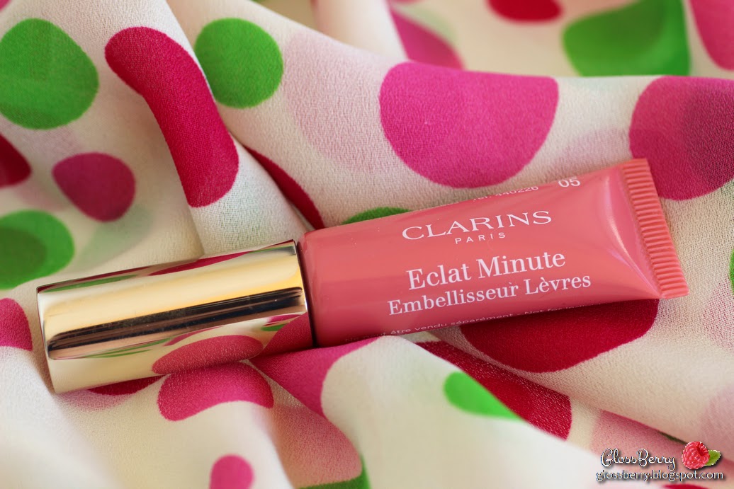 clarins eclat minute instant light natural lip perfector gloss pink review swatch סקירה גלוס מטפח לשפתיים קלרינס בלוג איפור וטיפוח גלוסברי glossberry