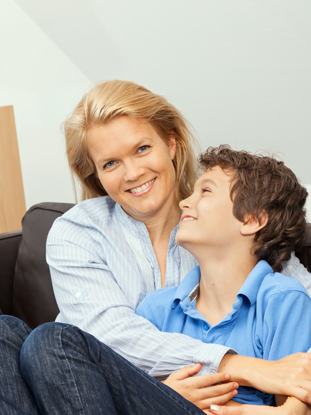 женщина и ее сын. женщина и ее сын. мать с ребенком. молодая мама. мама плачет.