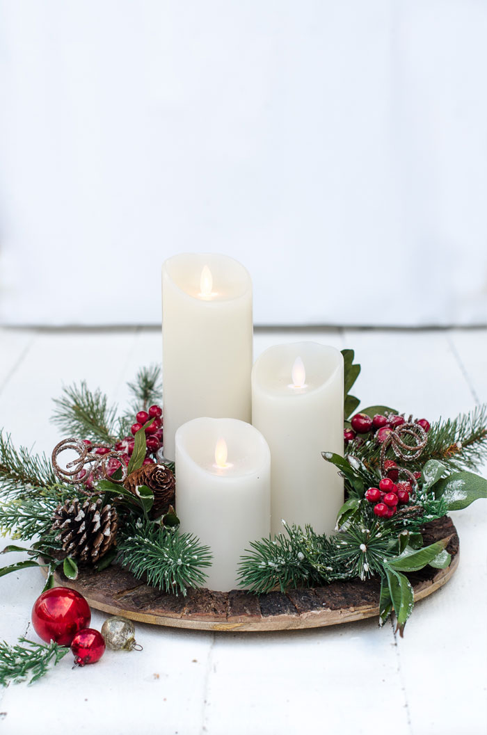 Create a beautiful Christmas vignette in less than 5 minutes with a charger plate, candles, and garland.  |  www.andersonandgrant.com