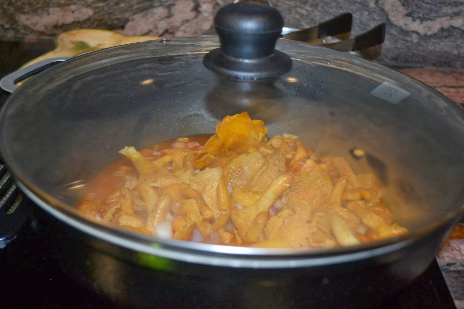 Картошка с лисичками на сковороде. Почему приготовленные лисички горчат. Вареные лисички. Вареные лисички и сырые. Жаркое из лисы.