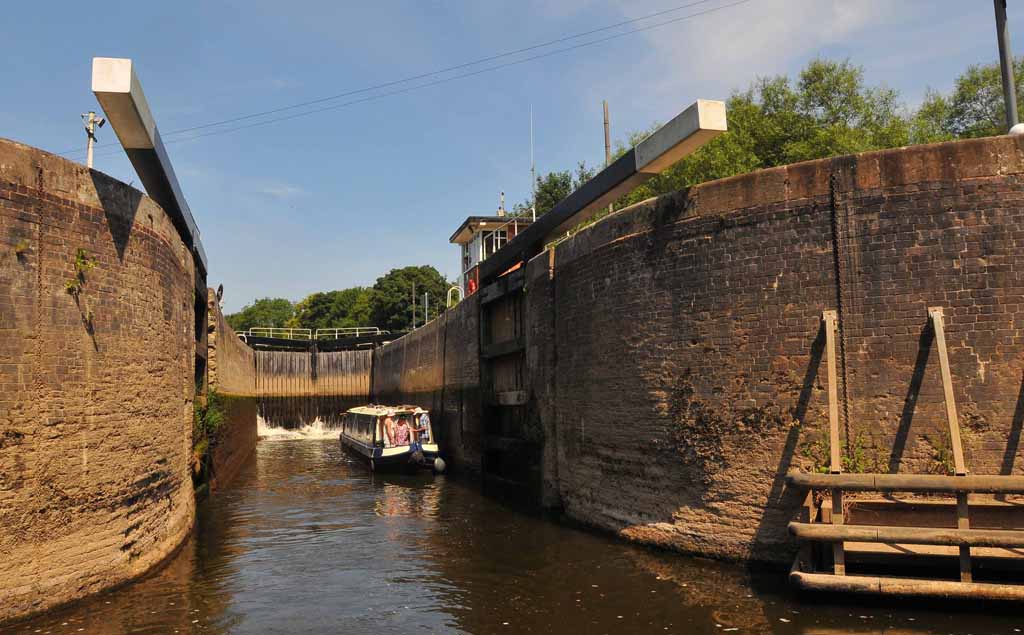 Travels on the U.K canal system with Narrowboat 'San Serriffe