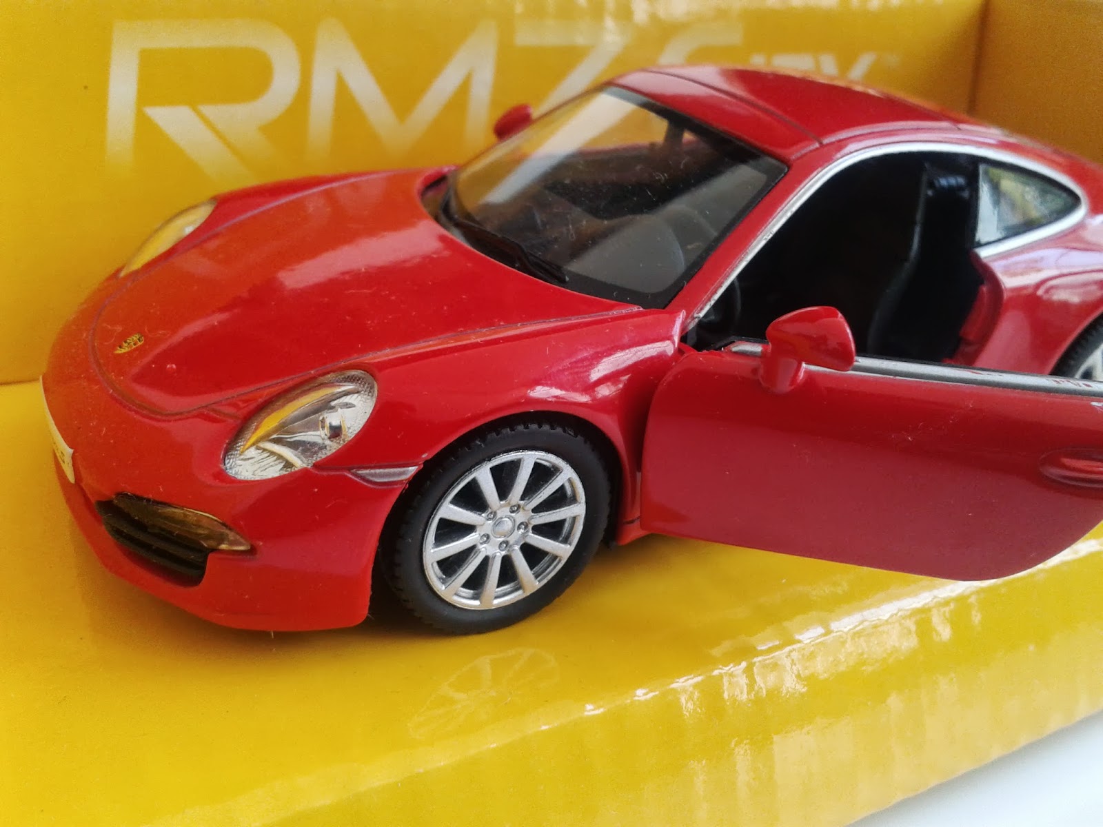 GRAHA DIECAST: Diecast RMZ City/UNI-CAR 1:32