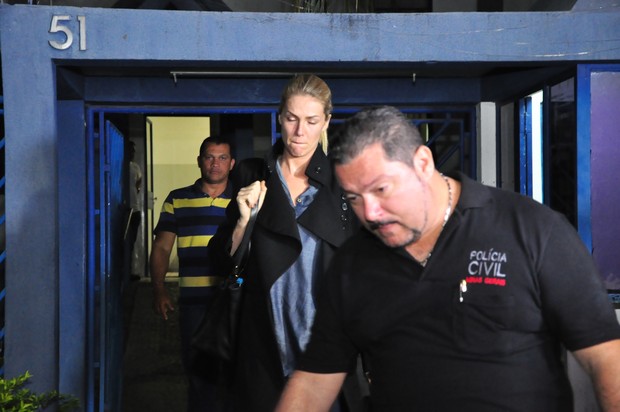 Entenda o caso: Ana Hickmann deixa delegacia após prestar depoimento sobre atentado em hotel