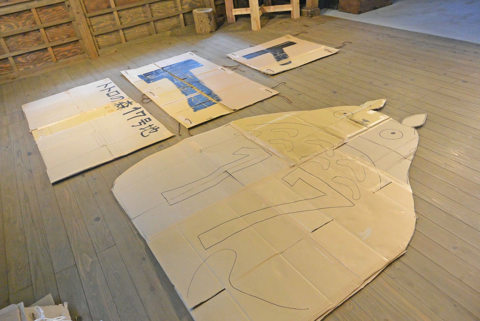 トトロが電車から見える森 西武池袋線沿線の竹林に案内看板を設置