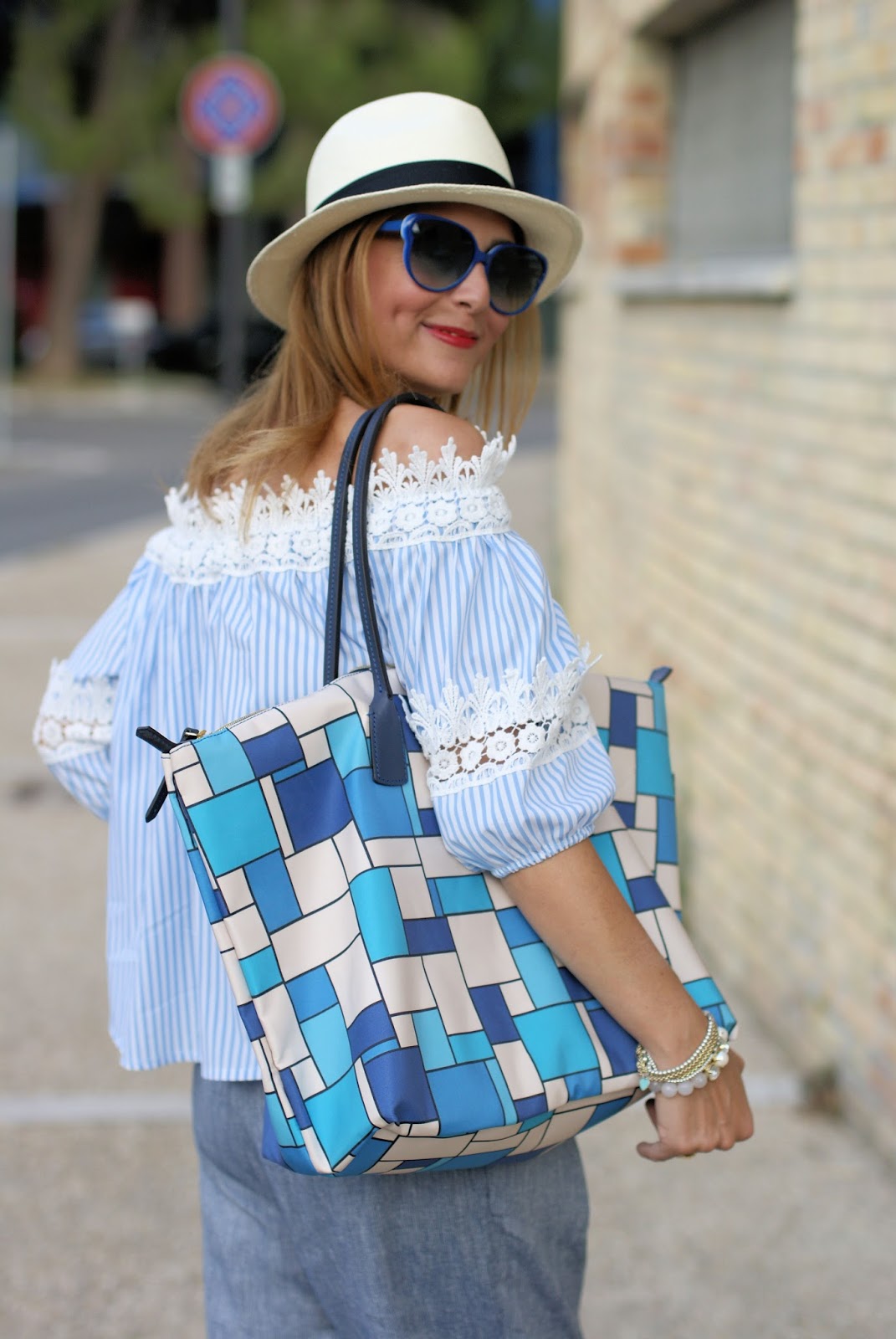 Summer chic outfit with off the shoulder top and Roberta Pieri Robertina XL bag on Fashion and Cookies fashion blog, fashion blogger