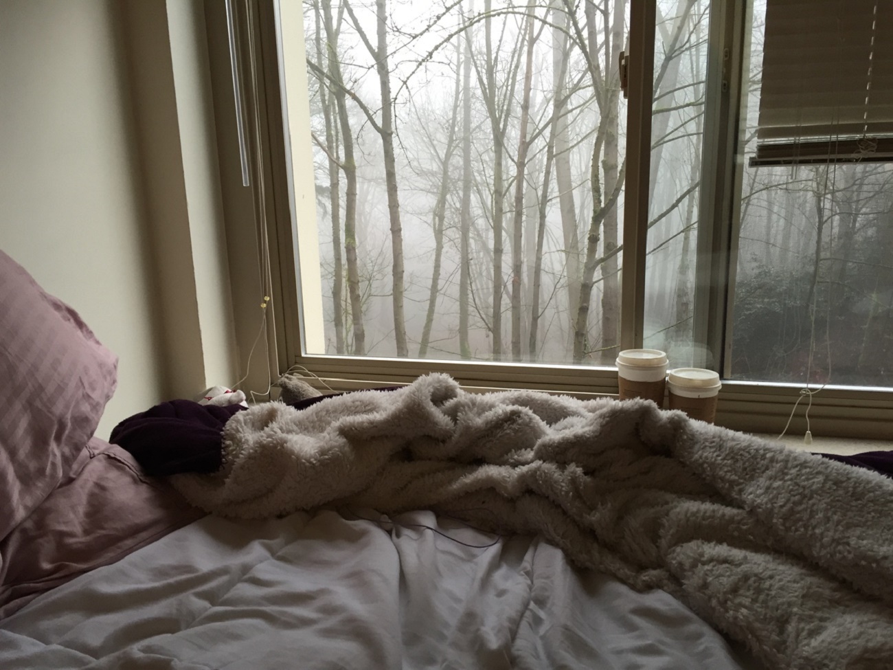Теплая ночь в холодный день. Кровать около окна. Уютная кровать. Уютная кровать у окна. Кровать у окна ночью.
