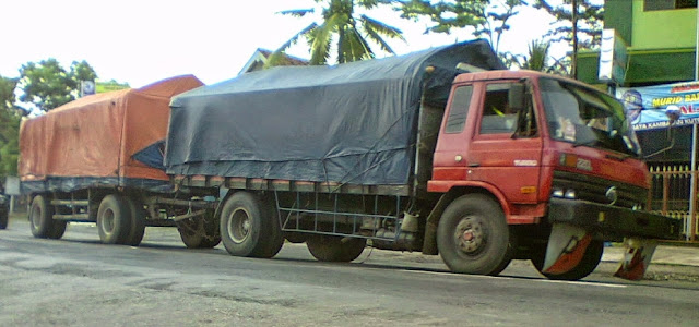 truk besar gandeng-merah biru