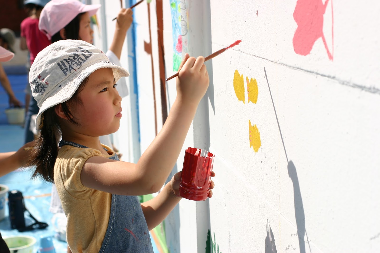 テーマは自由ですが、それぞれ前もって下絵を準備して描いています。しかし実際の壁の前に立つと、その大きさに圧倒されてなかなか思い通りには描けないようです。