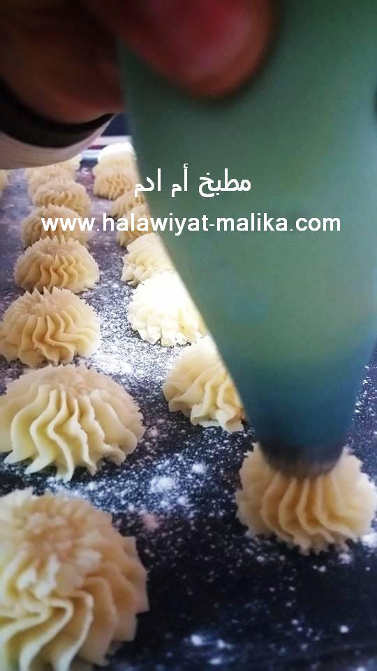 بيتفور رووعة Petits Four Food Drinks Dessert Moroccan Desserts Pastry Recipes