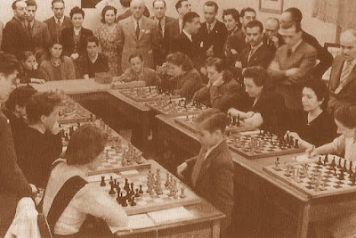 Arturito Pomar dando unas simultáneas de ajedrez en el local de Mundo Deportivo, Barcelona, 17 de mayo de 1943