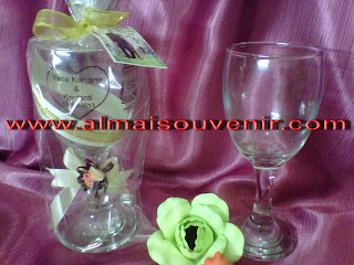 Souvenir gelas wine, souvenir pernikahan gelas, souvenir pernikahan eksklusig, souvenir gelas
