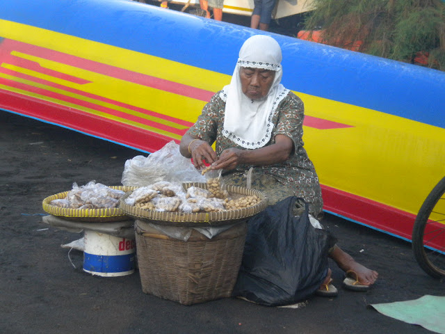 Anak SD Buat Haru, Menabung dan Disedekahkan Tiap Jumat untuk Ibunya yang Telah Meninggal