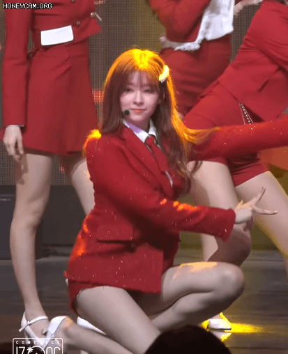 아이즈원> 늘씬한 빨간 김민주 . GIF