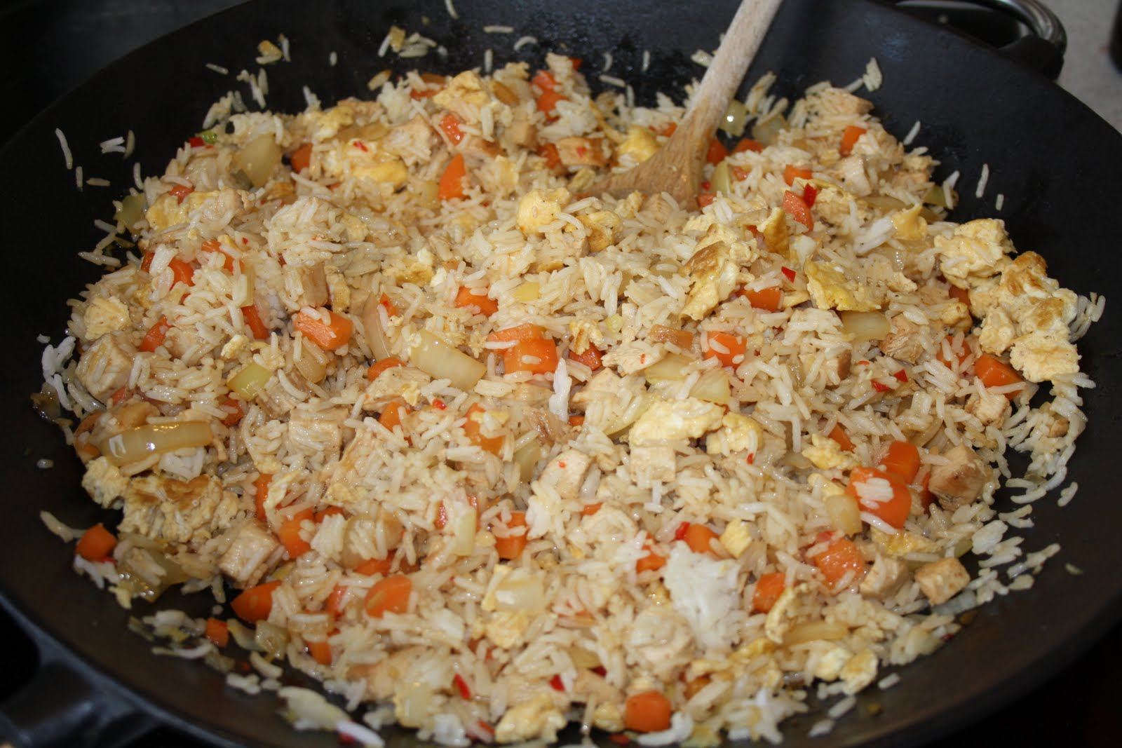 Minna's Stegte ris med kylling, rejer og æg