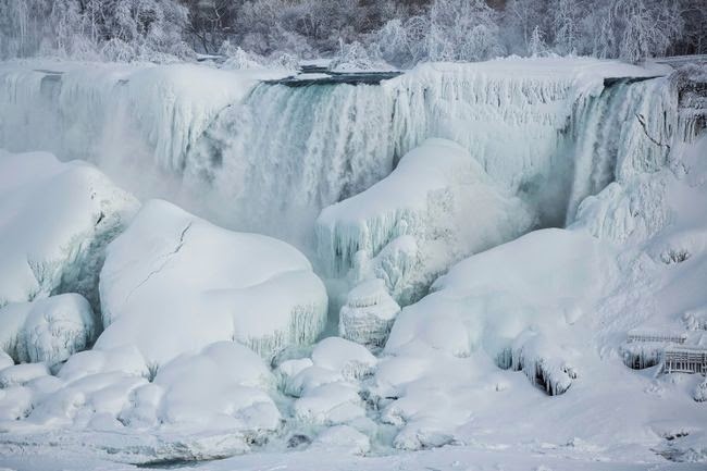 The whole area becomes a magical, but treacherous, winter landscape. - Bizarrely Low Temperatures Transformed Niagara Falls Into A Frozen Wonderland