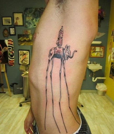 Um resumo retrato de um elefante é retratado com absurdamente longas pernas em preto e cinza tatuagem representado no lado esquerdo do utente do tronco.