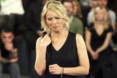 Maria De Filippi, occhiali scuri ad Amici 2013: i fan scelgono il modello  che dovrà indossare | Gossippiù