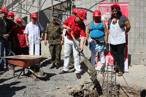 ALCALDE DE SAN MARCOS COLOCA PRIMERA PIEDRA DEL PROYECTO REMODELACION