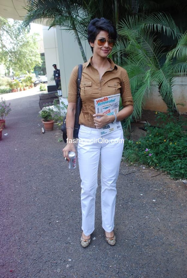 Gul panang is always a style leader. Here she wears in fashion white pants and a brown buttoned shirt -  Gul Panag looks desirable at Inspiration 2012 of Whistling Woods