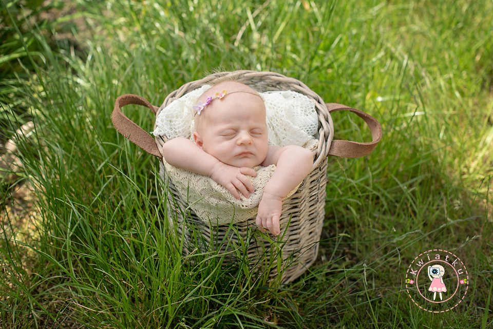 Sesja noworodkowa, noworodek w plenerze, zdjęcia maluszków