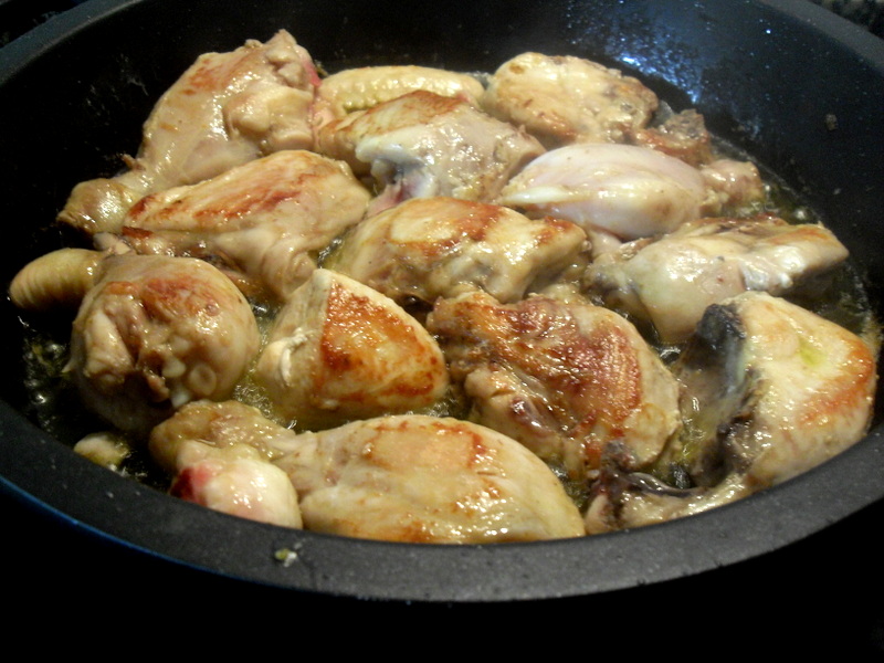 Friendo el pollo slpimentado
