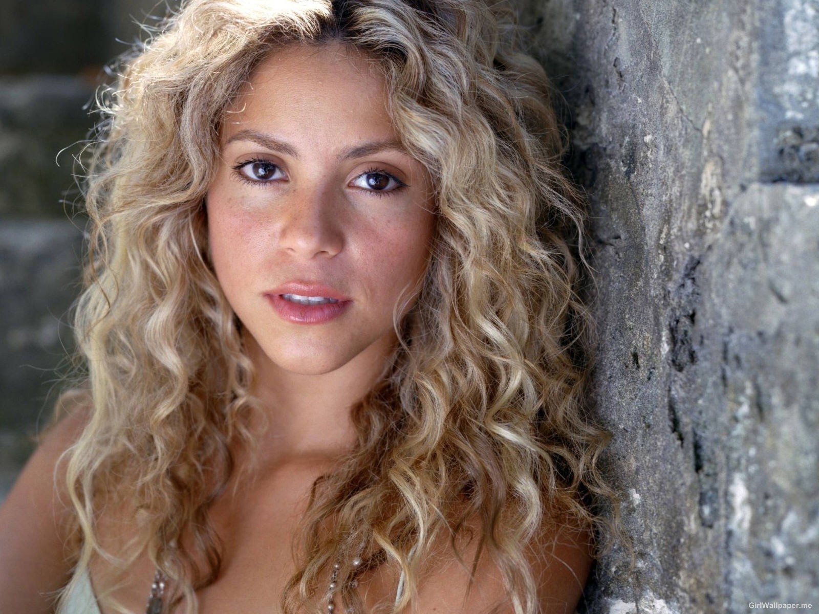 Young Shakira's Blonde Hair and Natural Beauty - wide 4