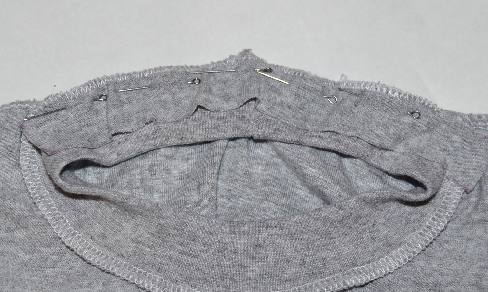 Киперная лента на горловине. Обработка горловины киперной лентой. Обработка плечевых швов и горловины бейкой. Горловина киперной лентой. Обработка плечевых швов и горловины бейкой.