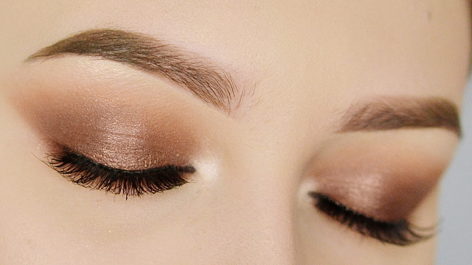 klasyczny elegancki brązowy makijaż smoky eye
