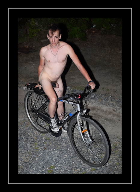 jeune homme nu, vélo, nudiste, naturiste