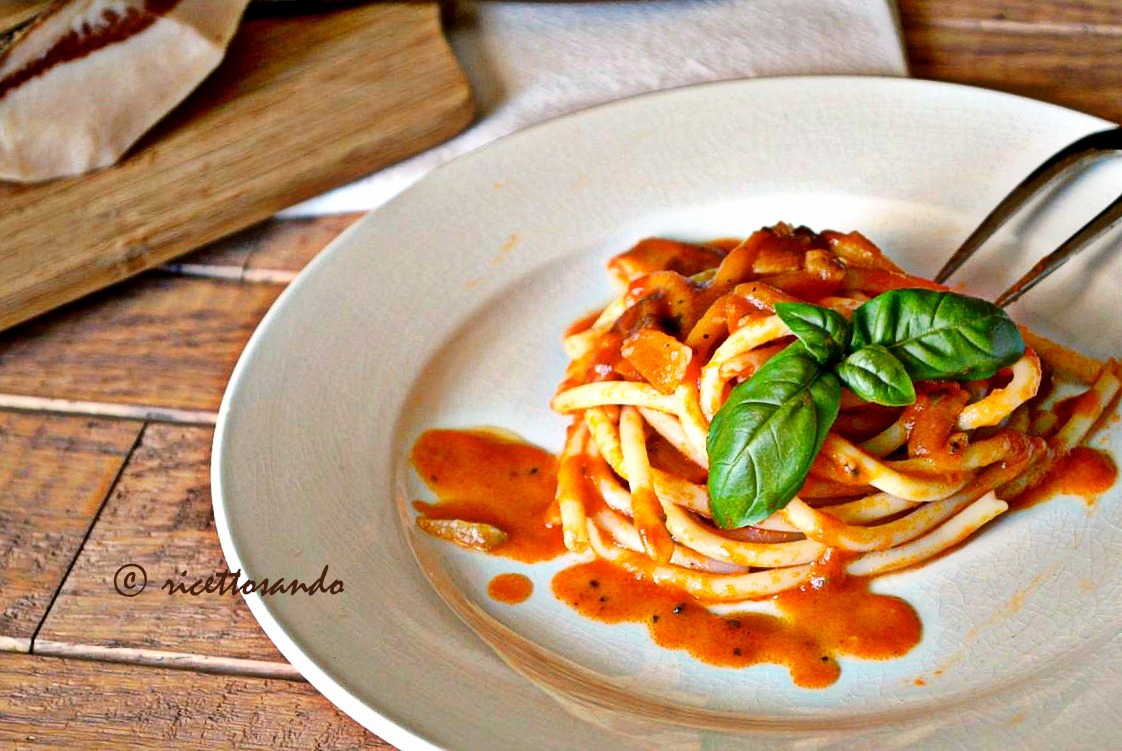 bucatini al pomodoro con guanciale o un'amatriciana light