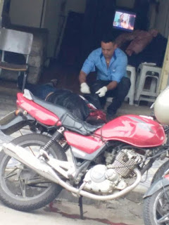 Forças Policiais - Pericia examinando o corpo